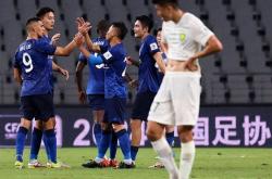 开云官网-比赛中出现争议判罚，裁判遭到质疑