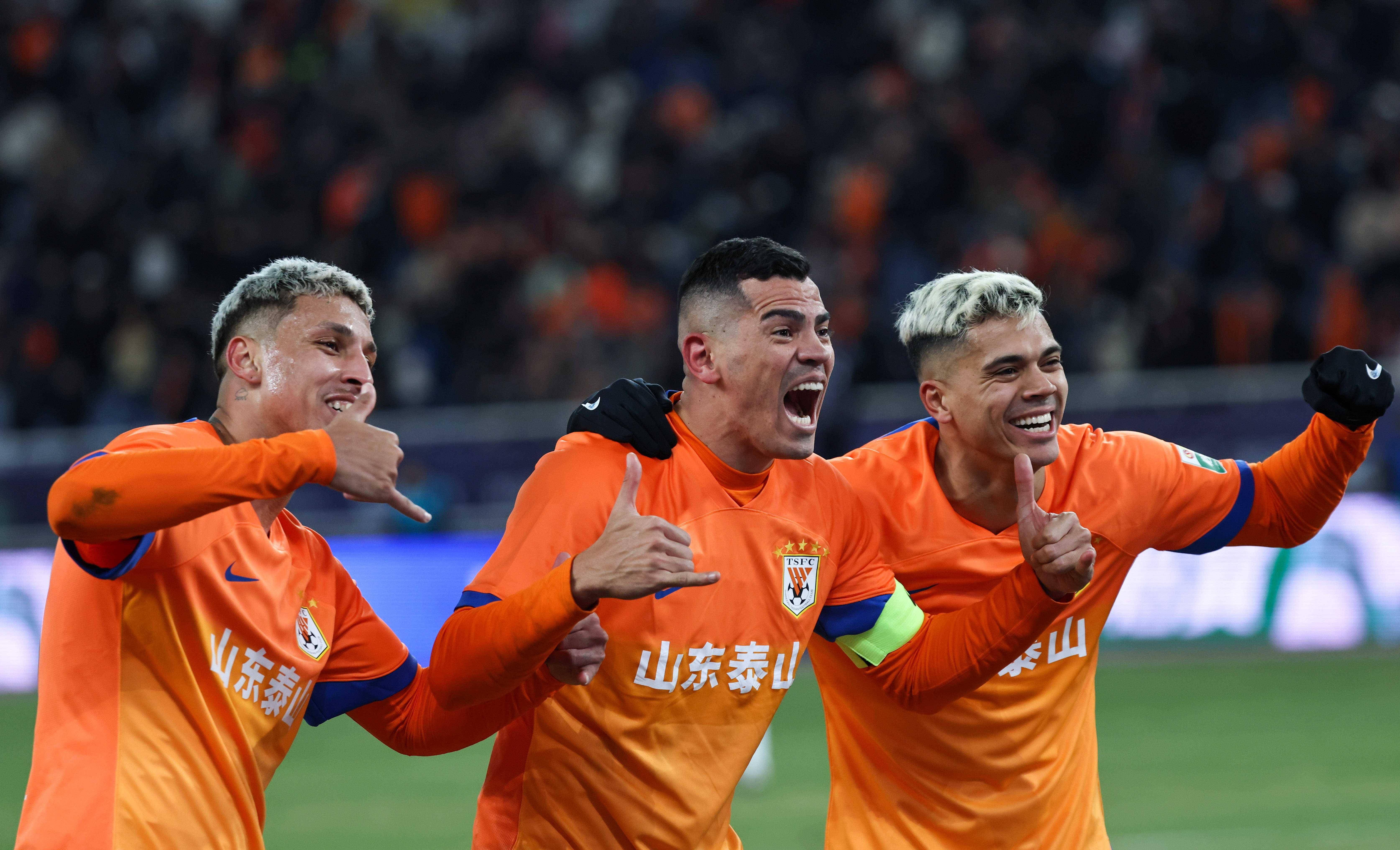 中超比赛中球员们奋勇争先,不畏艰难 中超比赛中球员们奋勇争先,不畏艰难