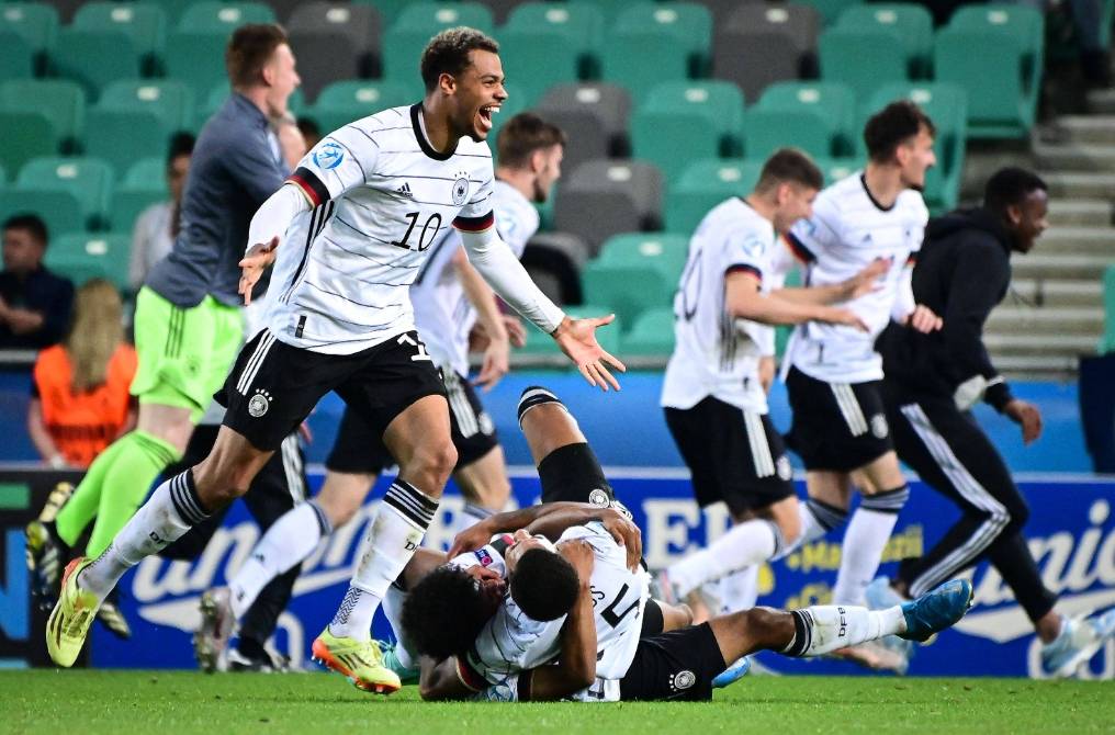 关于英格兰队奋力反击，避免败局的信息