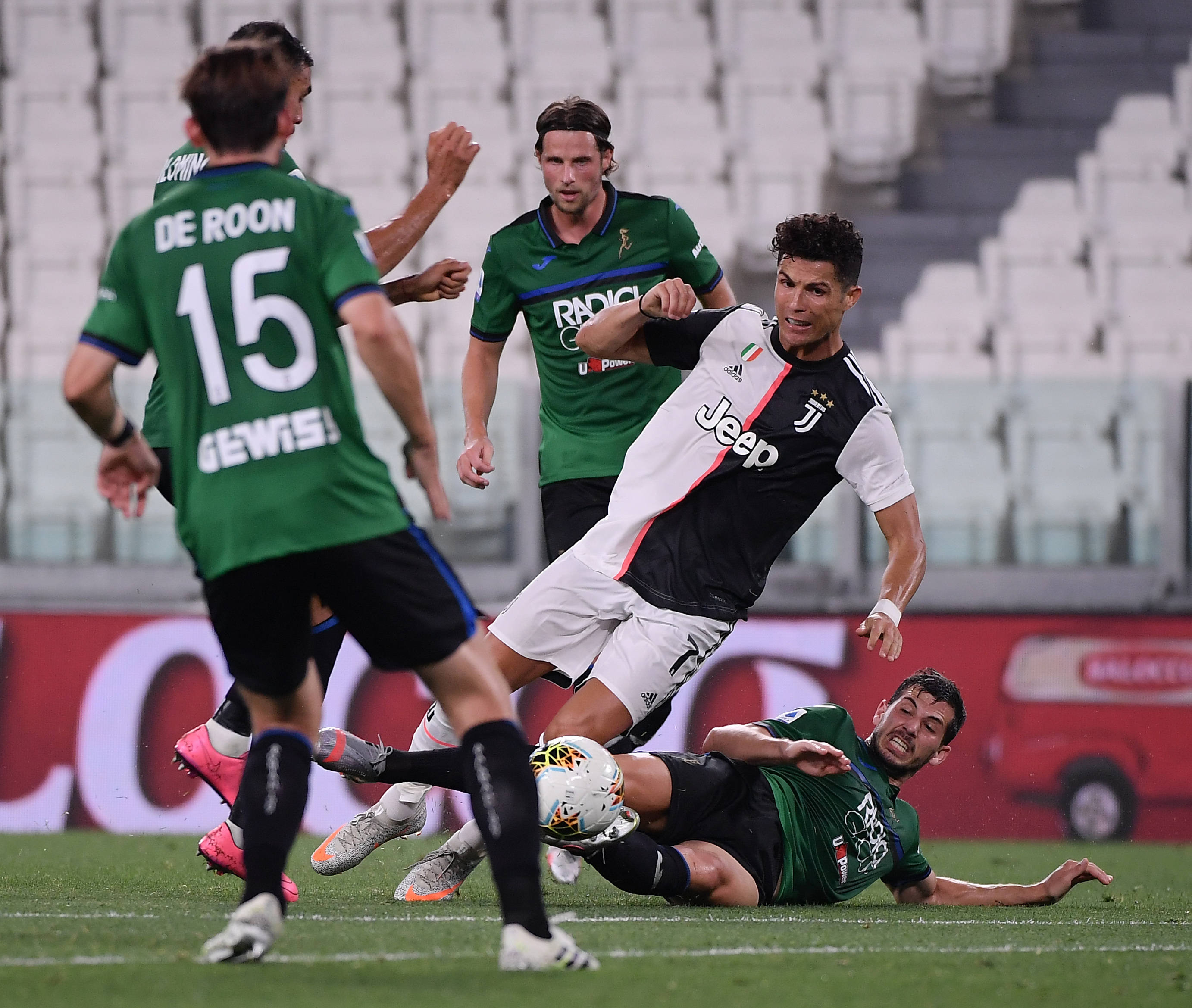 亚特兰大球员状态低迷，教练加强训练