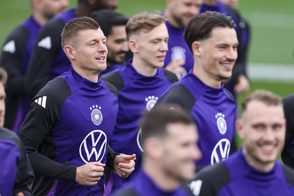 足球大赛在即,球队备战紧张 足球大赛在即,球队备战紧张