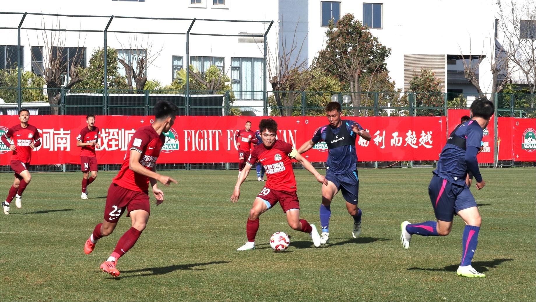 足球大赛在即,球队备战紧张 足球大赛在即,球队备战紧张