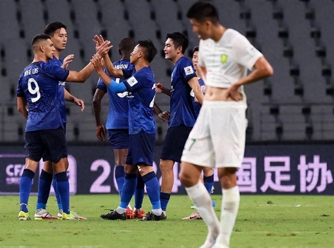 比赛中出现争议判罚,裁判遭到质疑 比赛中出现争议判罚,裁判遭到质疑