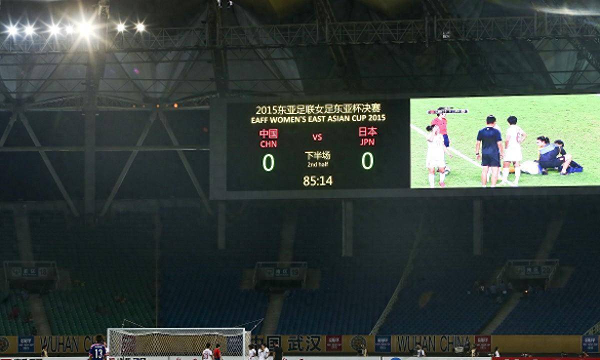 比赛中出现争议判罚,裁判遭到质疑 比赛中出现争议判罚,裁判遭到质疑