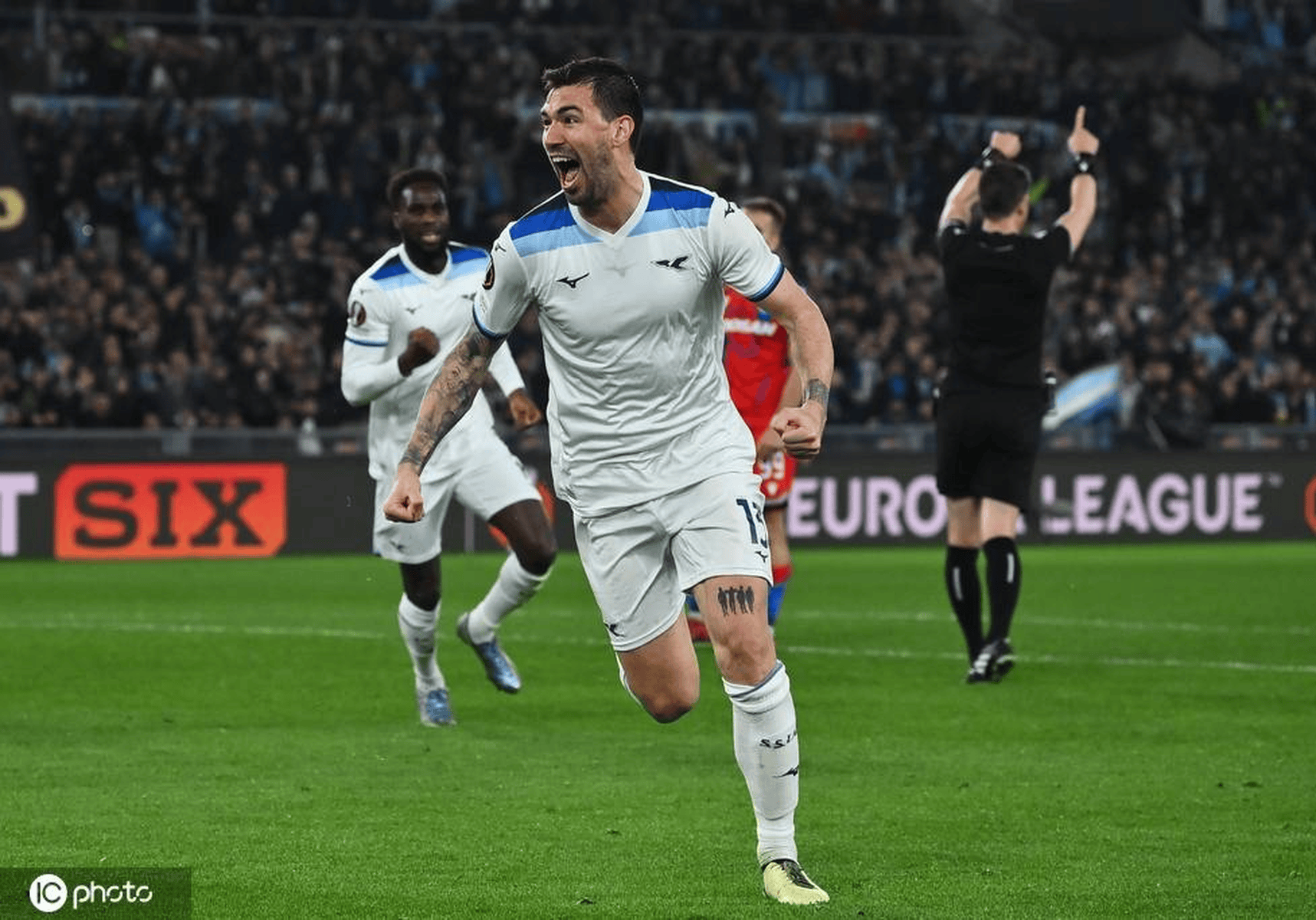 罗马队在周末比赛中取得胜利并保持领先