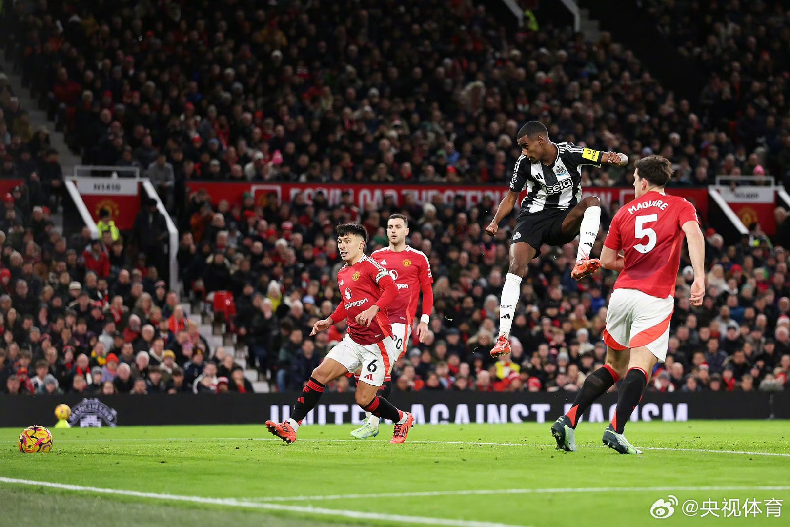 英格兰球迷狂欢，曼联击败对手取得胜利