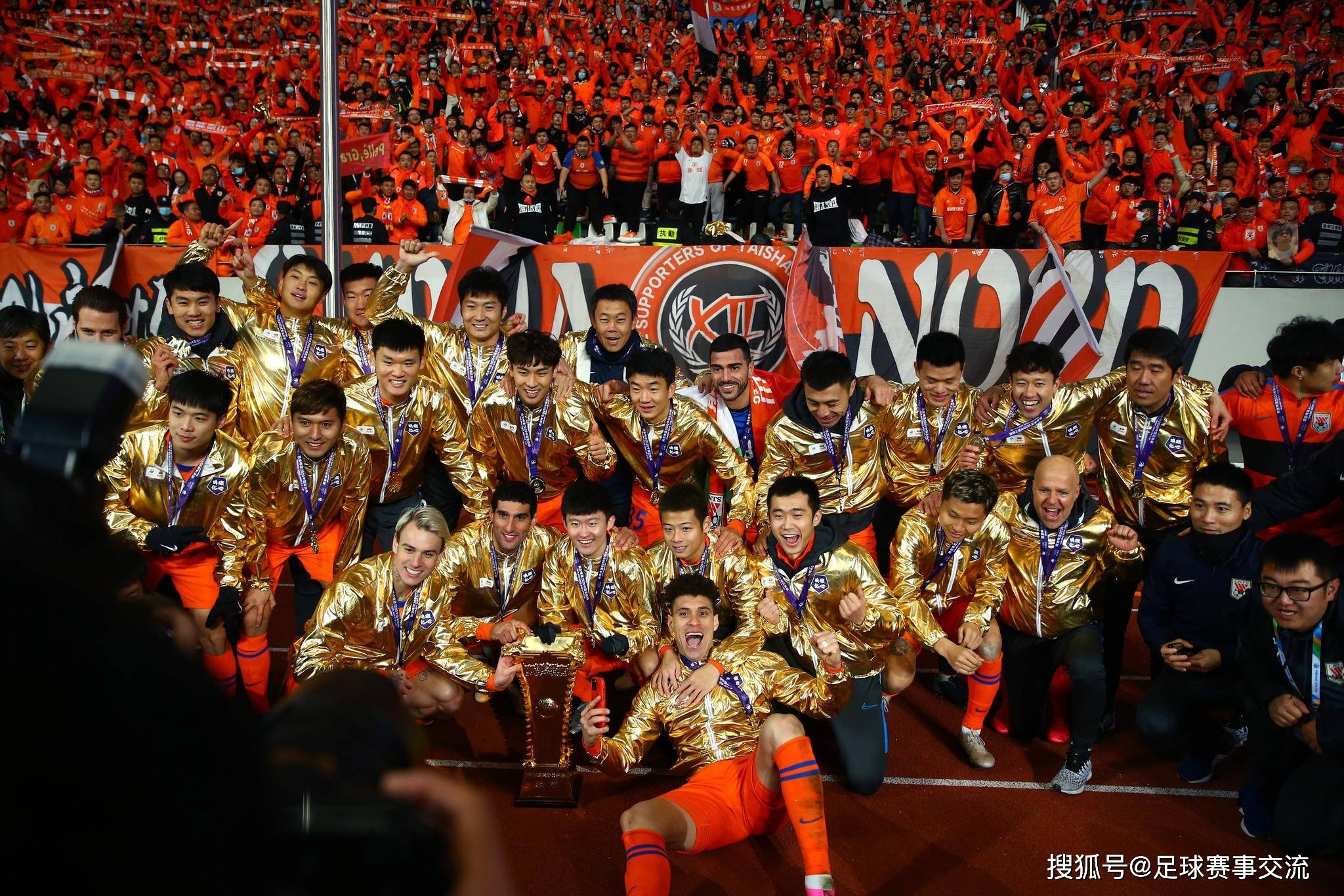 足球比赛中发生激烈对抗，场面异常火爆