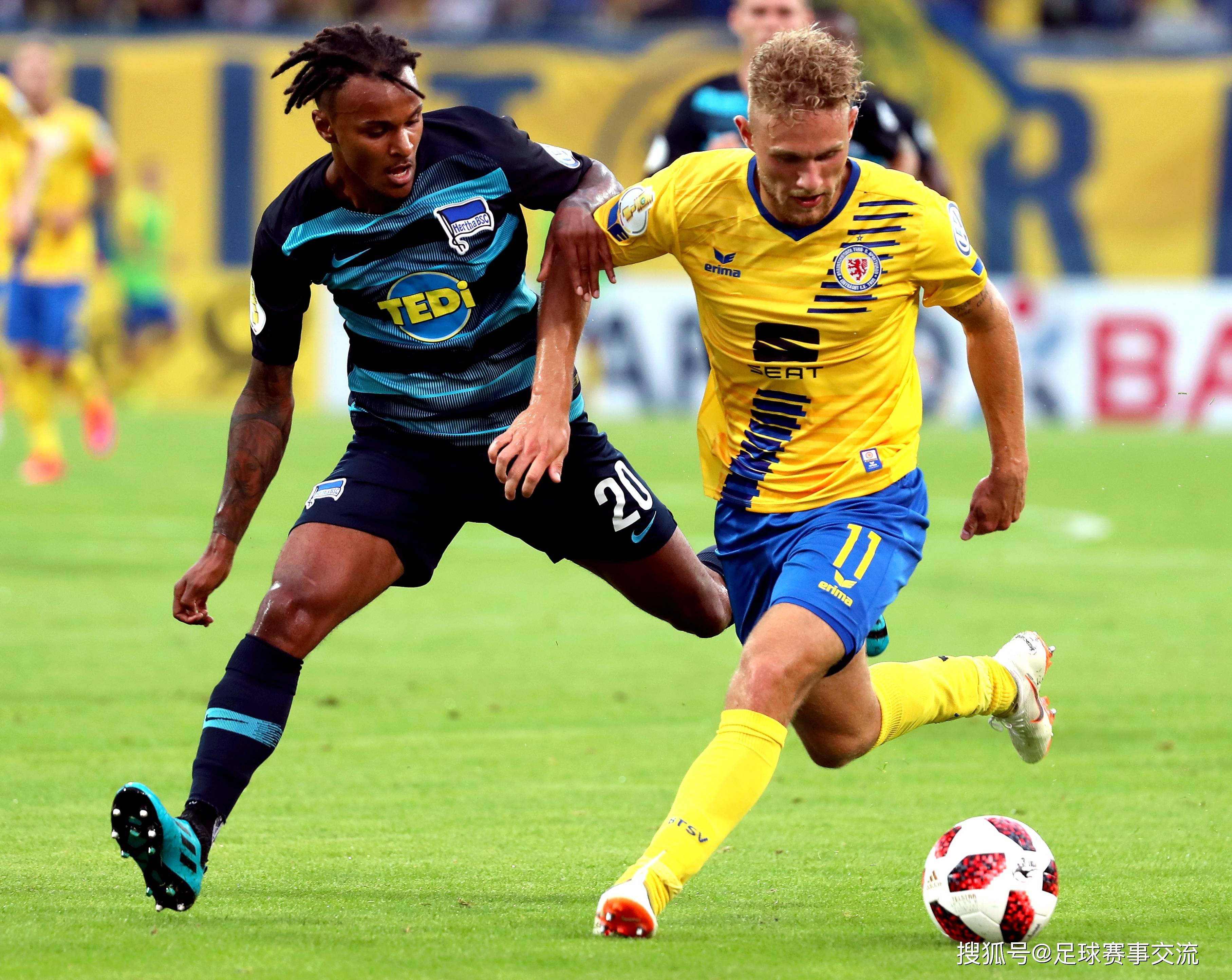 足球比赛中发生激烈对抗，场面异常火爆