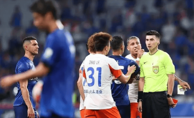 包含欧洲球星云集，顶尖球队对决引发球迷热议的词条