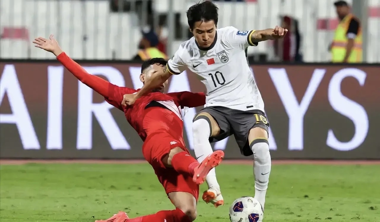 球员们拼尽全力,争夺胜利的殊荣 球员们拼尽全力,争夺胜利的殊荣