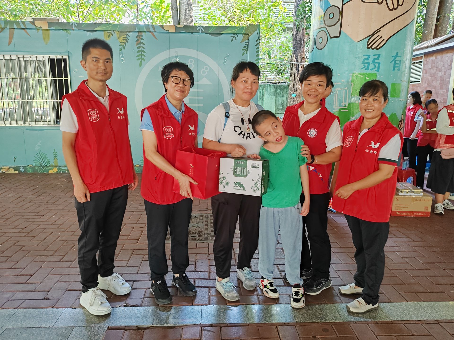 球员们参加社区义工活动,关爱弱势群体 球员们参加社区义工活动,关爱弱势群体