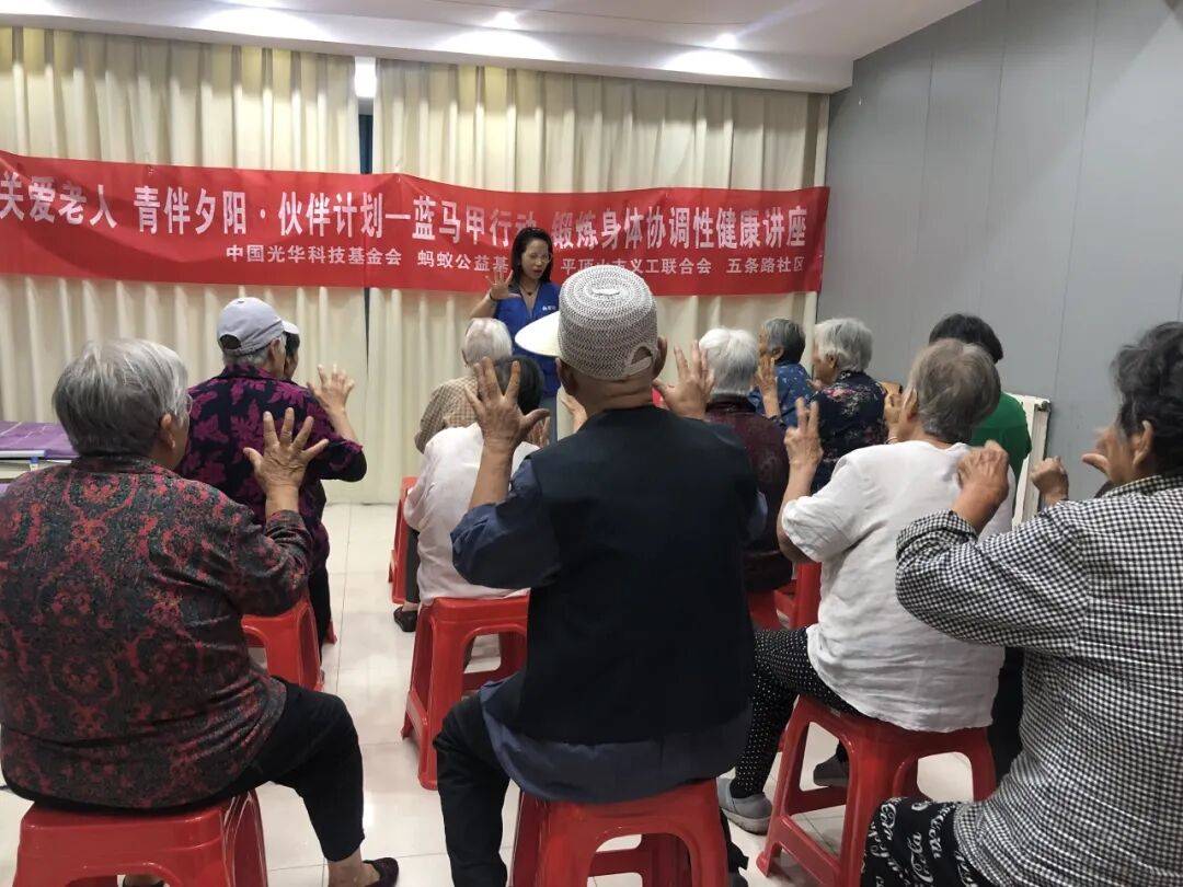 球员们参加社区义工活动,关爱弱势群体 球员们参加社区义工活动,关爱弱势群体