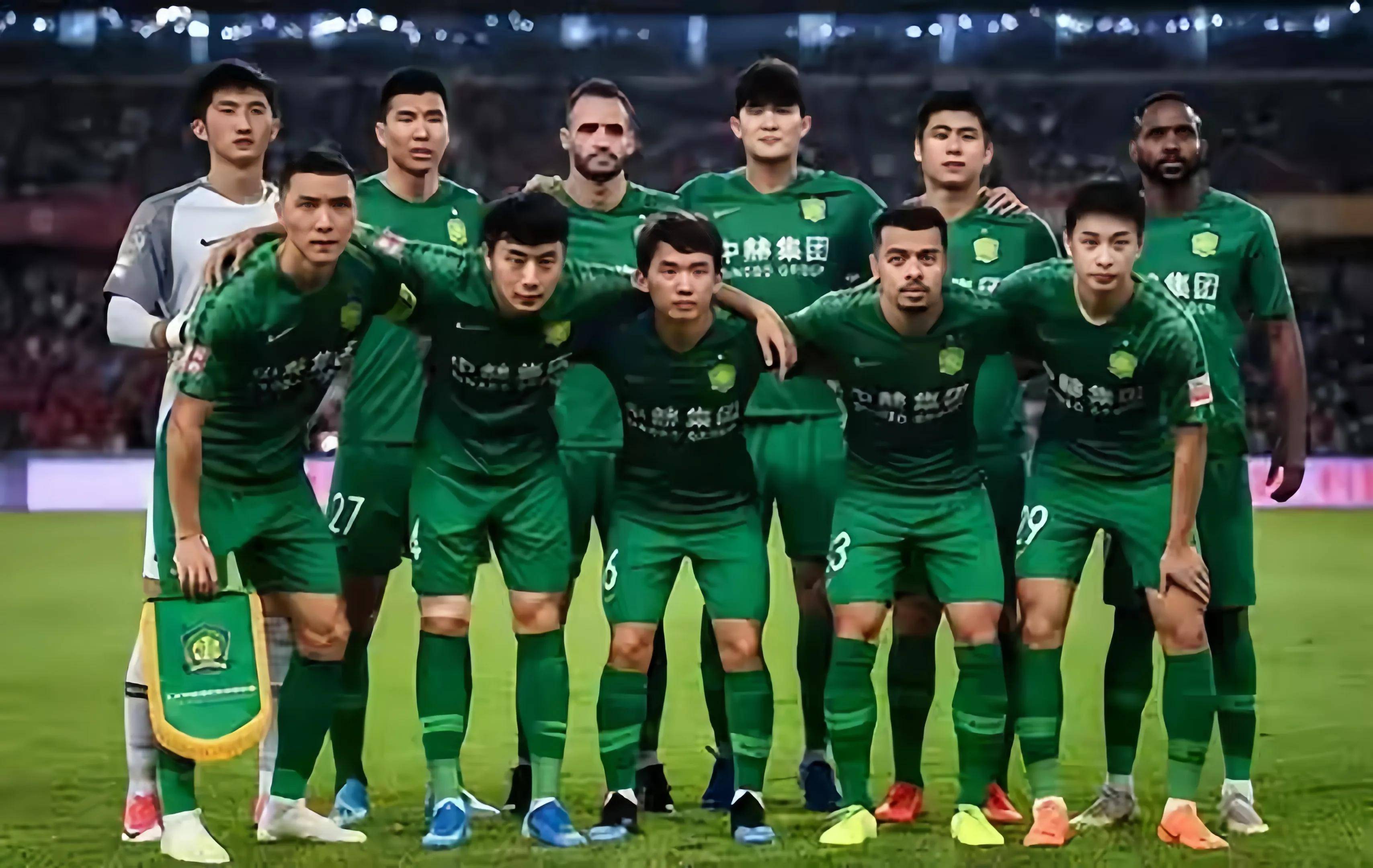 争夺冠军的比赛中,球队表现出色 争夺冠军的比赛中,球队表现出色