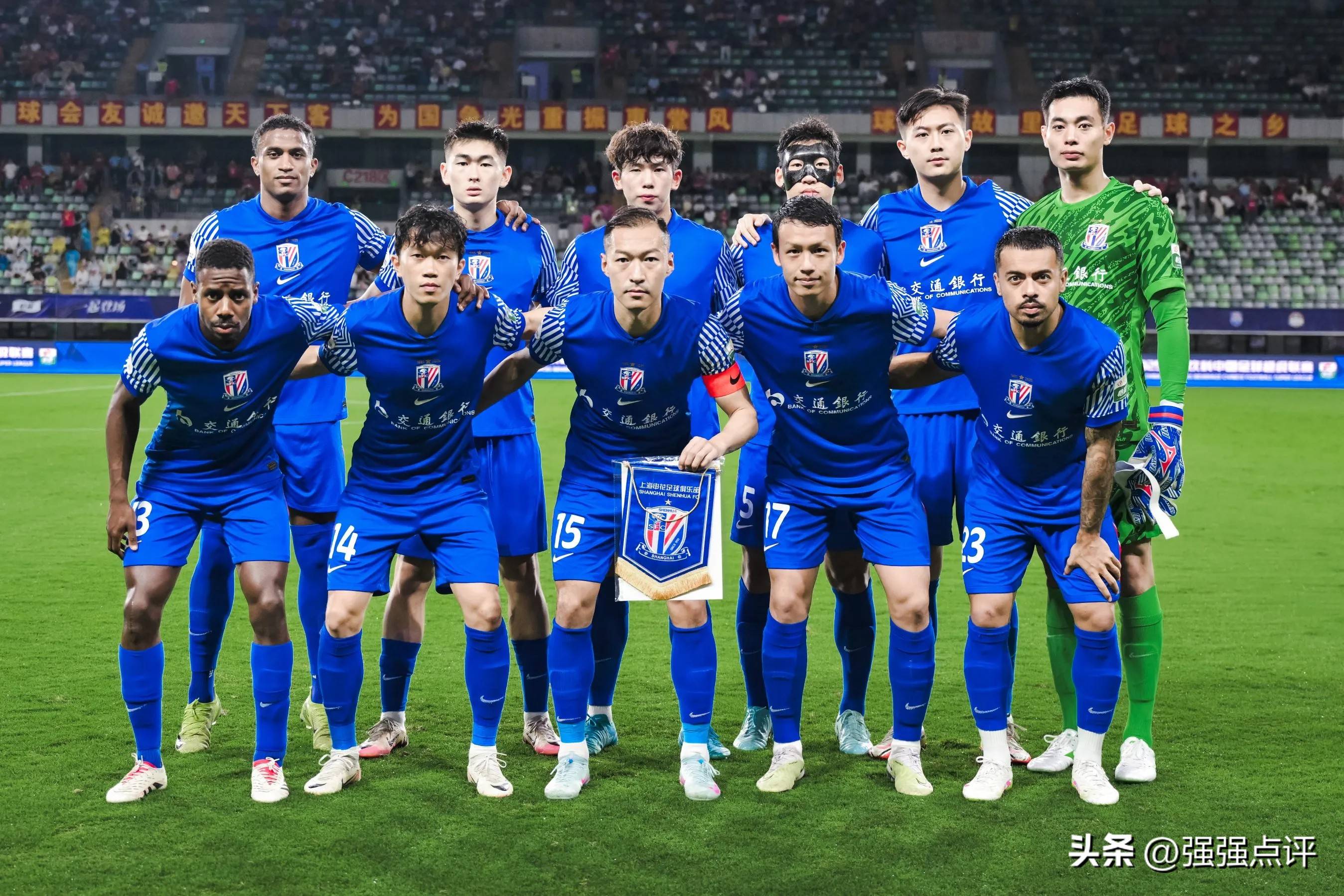 争夺冠军的比赛中,球队表现出色 争夺冠军的比赛中,球队表现出色