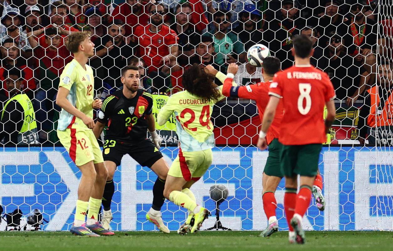 匈牙利队在比赛中展现出色的防守意识