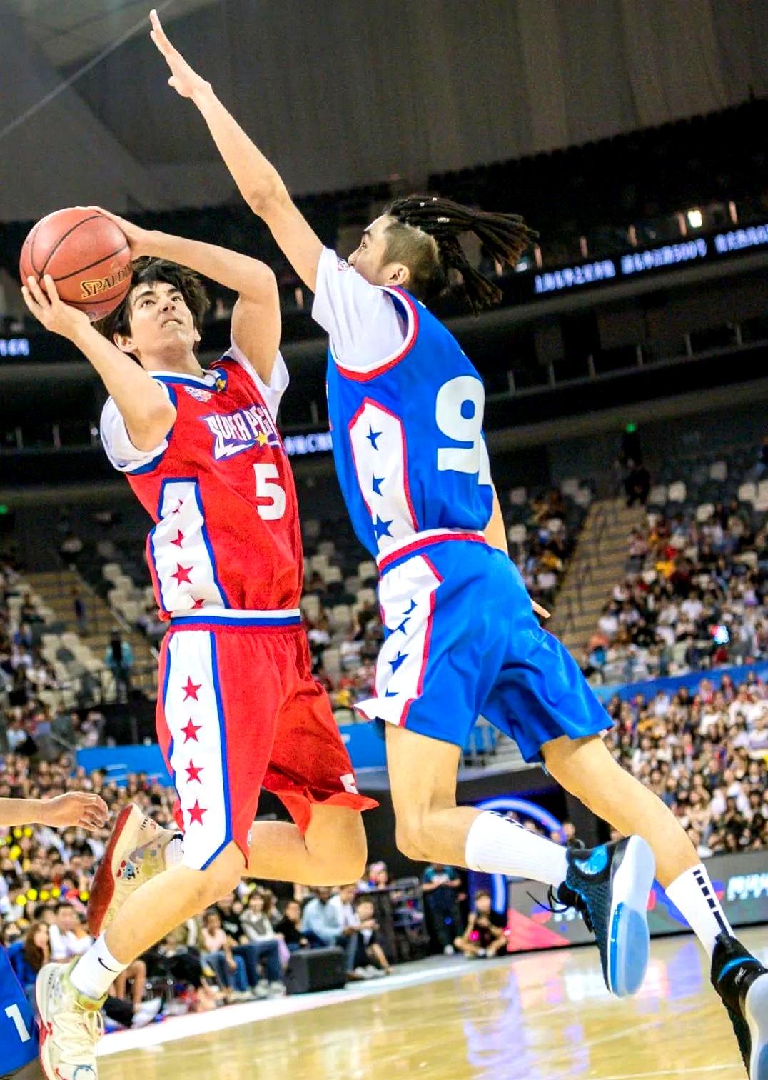 球员在最新比赛中展现出顶尖技艺 球员在最新比赛中展现出顶尖技艺