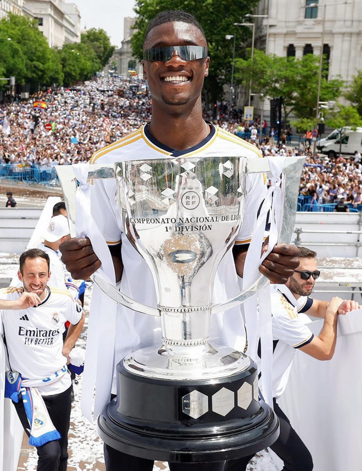 加拿大运动员刷新世界纪录，登上领奖台