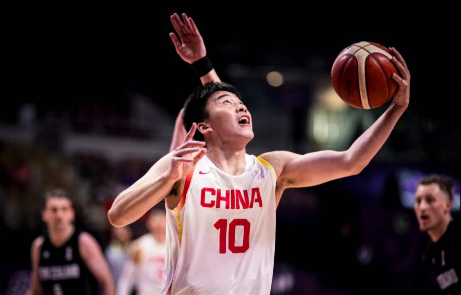 帅气球员实力抢眼，为球队取得胜利的简单介绍